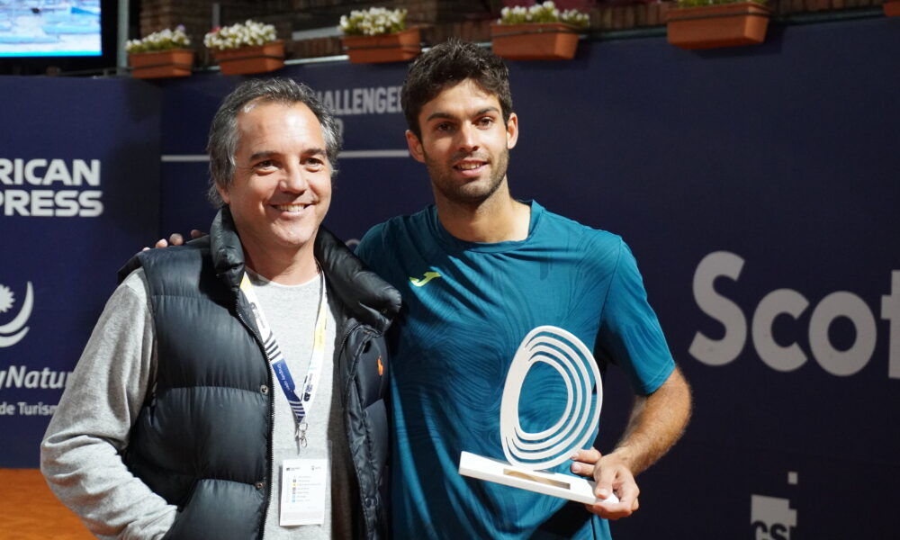 Martín Hughes con Facundo Díaz Acosta, campeón del Uruguay Open 2023 y representado de Tennium. Crédito: Diego Alonso.